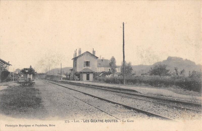 Carte postale ancienne Les Quatre Routes La Gare