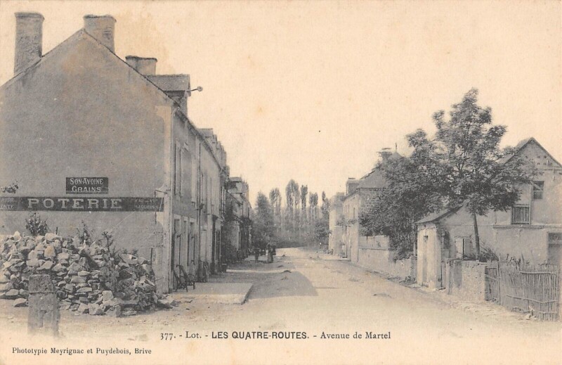 Carte postale ancienne Les Quatre Routes Avenue De Martel à Martel