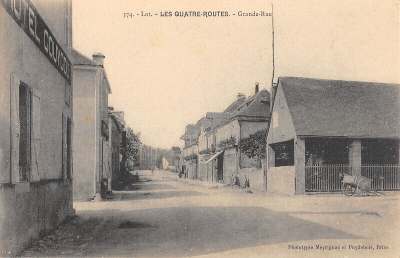 Carte postale ancienne Les Quatre Routes Grande Rue