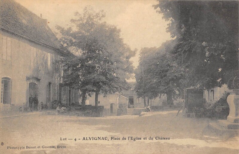 Carte postale ancienne Alvignac Place De L'Eglise Et Du Chateau à Alvignac