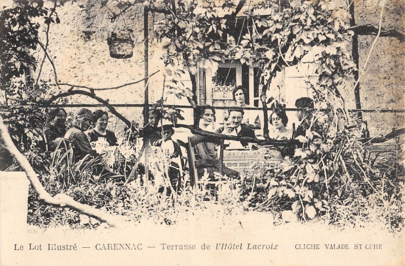 Carte postale ancienne Carennac Terrasse De L'Hotel Lacroix à Carennac