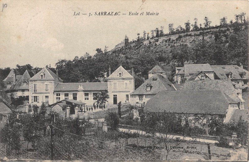 Carte postale ancienne Sarrazac Ecole Et Mairie