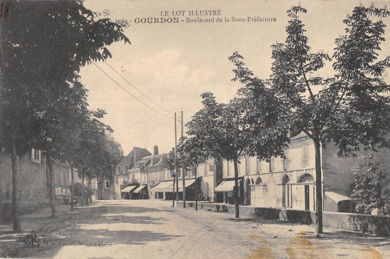Carte postale ancienne Gourdon Boulevard De La Sous Prefecture à Gourdon