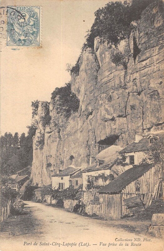 Carte postale ancienne Port De Saint Cirq Lapopie Vue Prise De La Route à Saint-Cirq-Lapopie