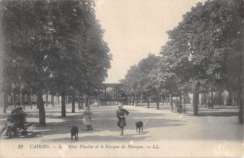 Carte postale ancienne Cahors Allees Fenelon Kiosque De Musique à Cahors