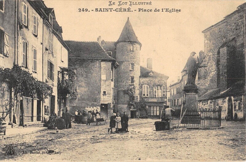 Carte postale ancienne Saint Cere Place De L'Eglise