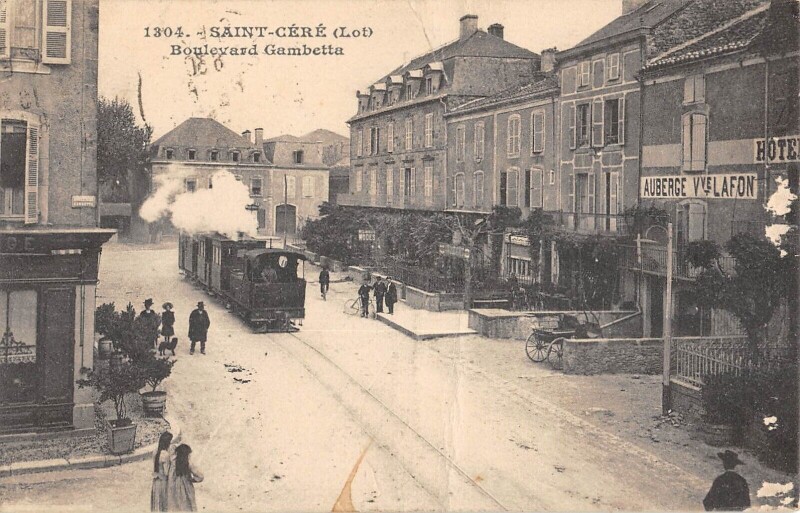 Carte postale ancienne Boulevard Gambetta à Saint-Céré
