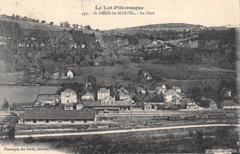 Carte postale ancienne Saint Denis Les Martel La Gare à Martel