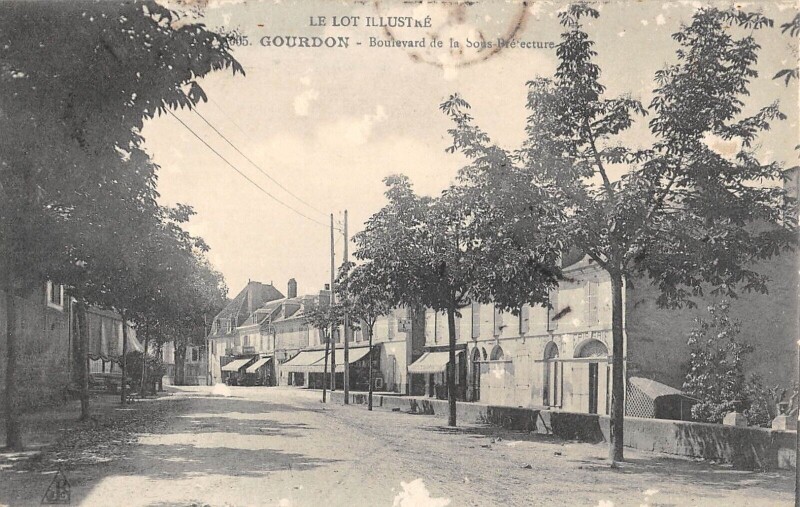 Carte postale ancienne Gourdon Boulevard De La Sous Prefecture à Gourdon