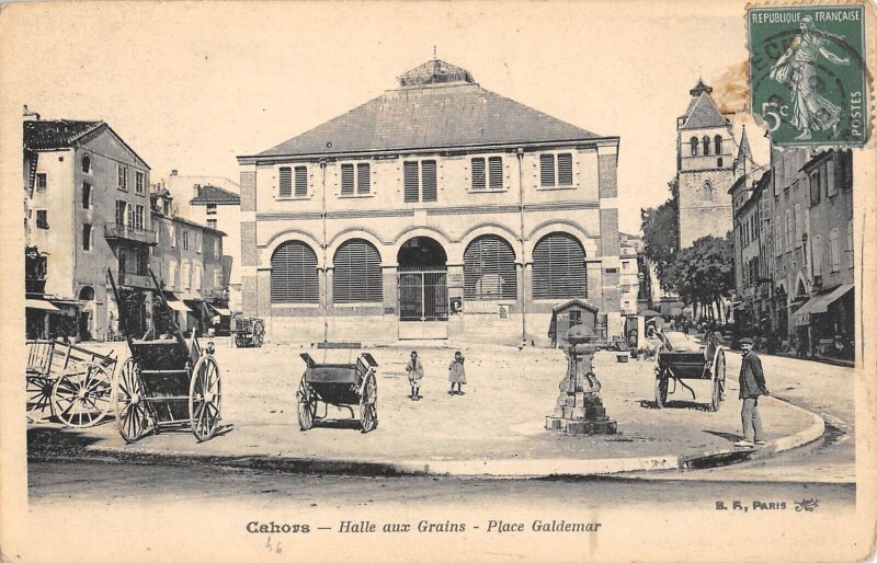 Carte postale ancienne Cahors Halle Aux Grains Place Galdemar à Cahors