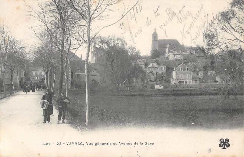 Carte postale ancienne Vayrac Vue Generale Et Avenue De La Gare à Vayrac