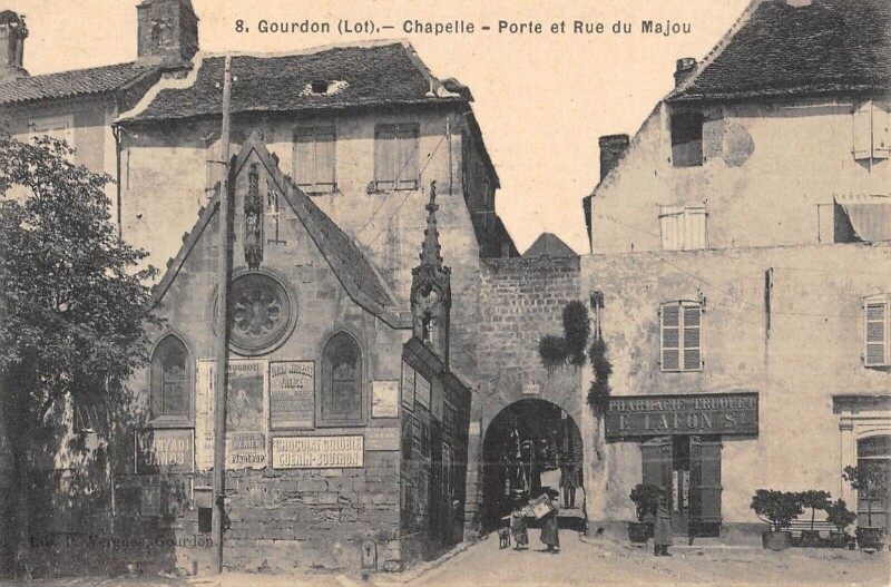 Carte postale ancienne Gourdon Chapelle Porte Et Rue Du Majou à Gourdon