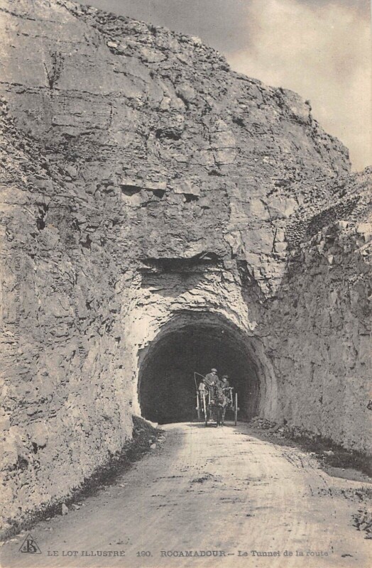 Carte postale ancienne Rocamadour Le Tunnel De La Route à Rocamadour