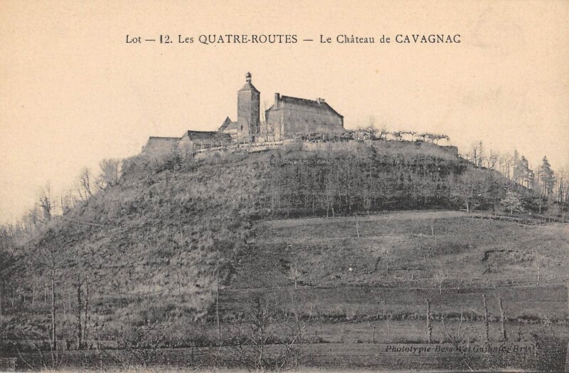 Carte postale ancienne Les Quatre Routes Le Chateau De Cavagnac à Cavagnac