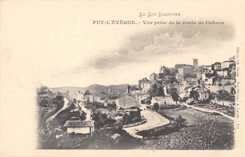 Carte postale ancienne Puy L'Eveque Vue Prise De La Route De Cahors à Cahors