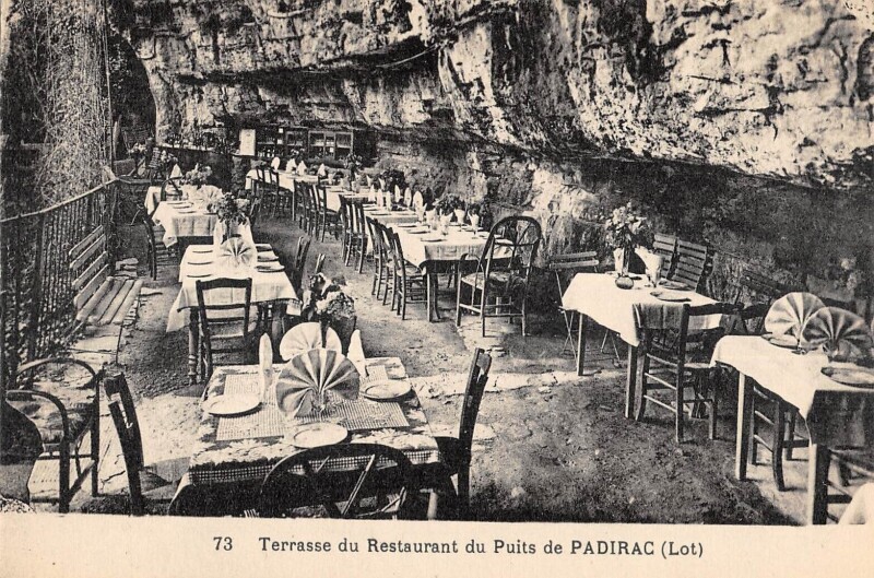 Carte postale ancienne Terrasse Et Restaurant Du Puits De Padirac à Padirac