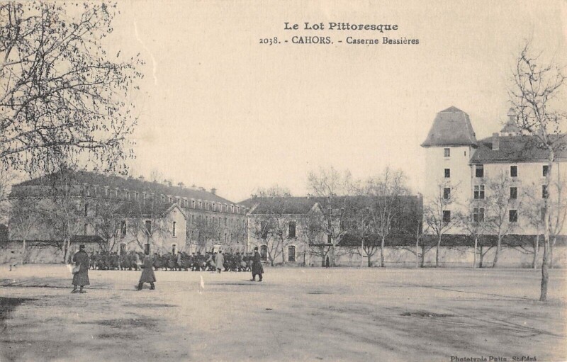 Carte postale ancienne Cahors Caserne Bessieres à Cahors