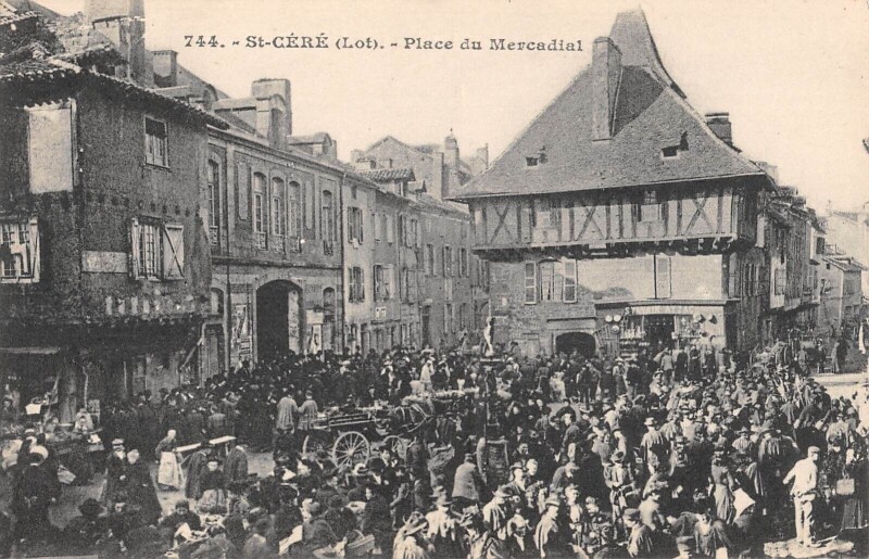 Carte postale ancienne Saint Cere Place Du Mercadial