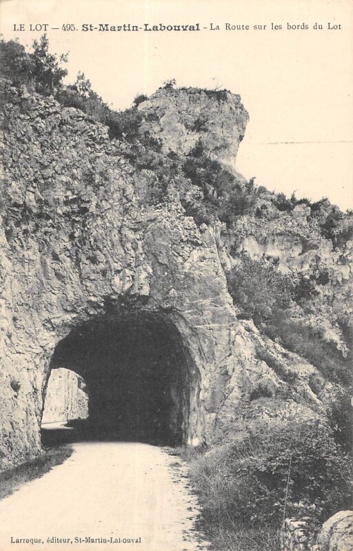 Carte postale ancienne Saint Martin Labouval La Route Sur Les Bords Du Lot à Saint-Martin-Labouval