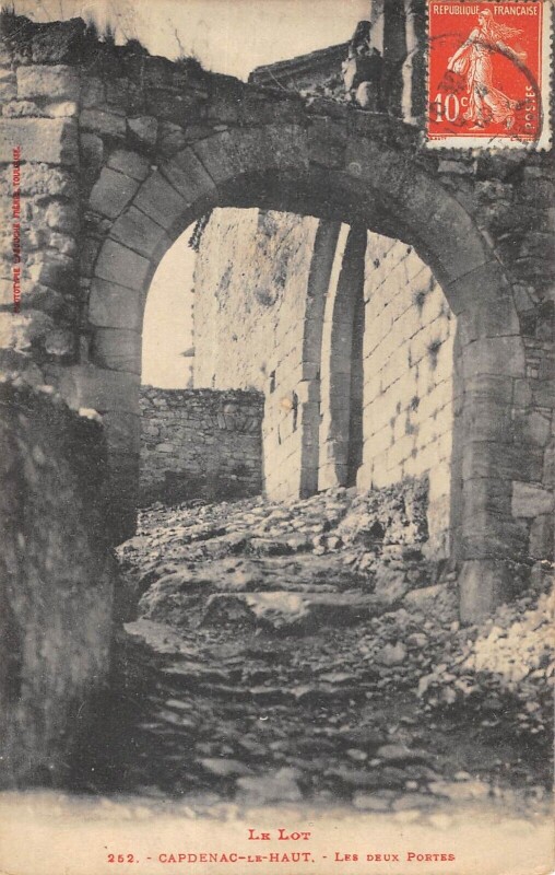 Carte postale ancienne Capdenac Le Haut Les Deux Portes à Capdenac