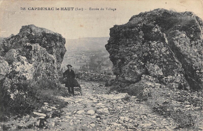 Carte postale ancienne Capdenac Le Haut Entree Du Village à Capdenac