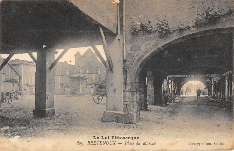 Carte postale ancienne Bretenoux Place Du Marche à Bretenoux