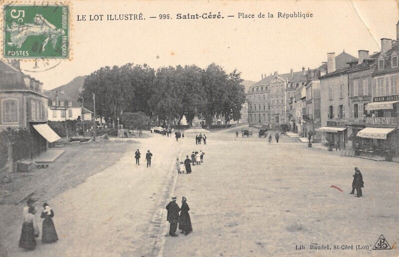 Carte postale ancienne Saint Cere Place De La Republique