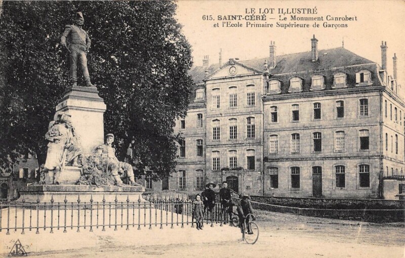 Carte postale ancienne Saint Cere Monument Canrobert Et Ecole Primaire Superieure