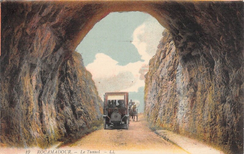 Carte postale ancienne Rocamadour Le Tunnel à Rocamadour