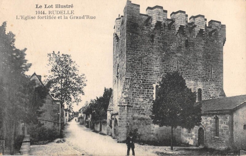 Carte postale ancienne Rudelle Eglise Fortifiee Grand Rue à Rudelle