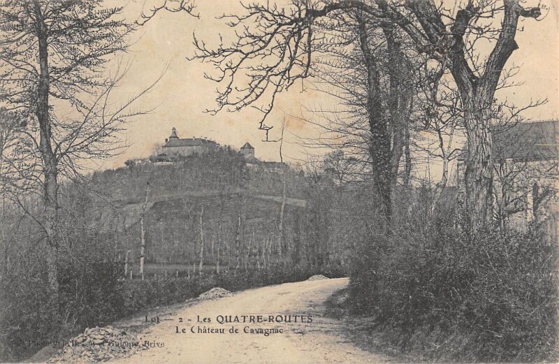 Carte postale ancienne Les Quatre Routes Le Chateau De Cavagnac à Cavagnac