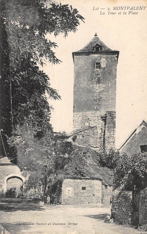 Carte postale ancienne Montvalent La Tour Et La Place à Montvalent