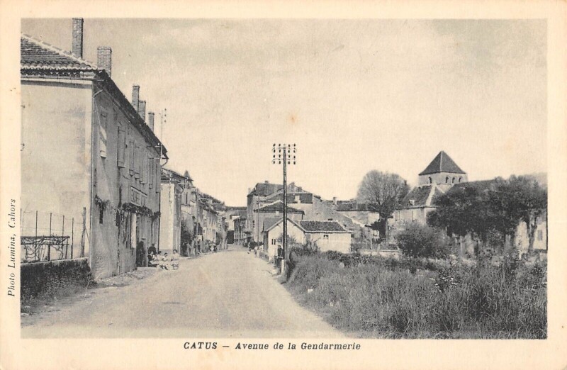 Carte postale ancienne Catus Avenue De La Gendarmerie à Catus