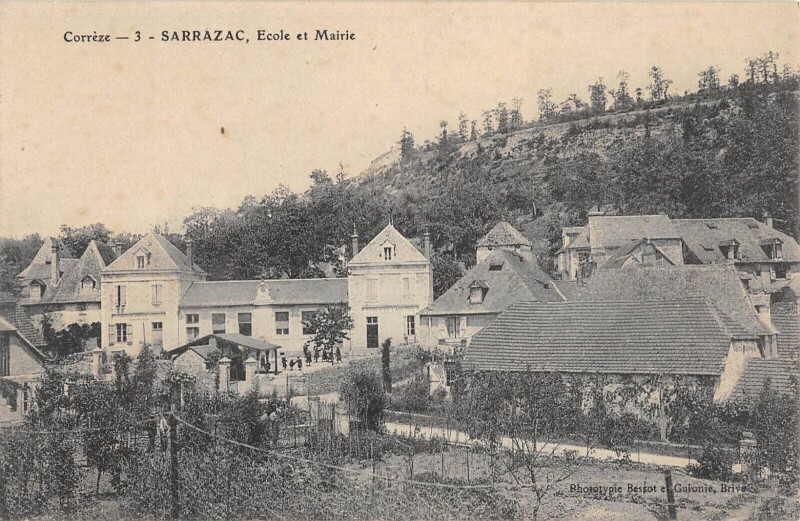 Carte postale ancienne Sarrazac Ecole Et Mairie