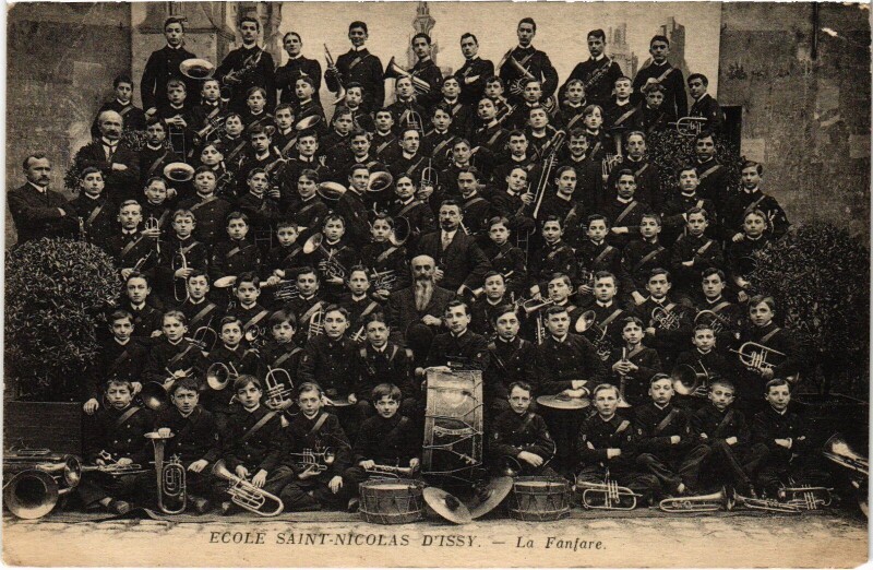 Carte postale ancienne Issy-les-Moulineaux Ecole Saint-Nicolas, La Fanfare France à Issy-les-Moulineaux