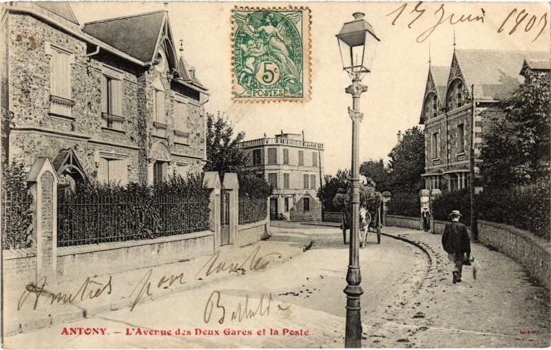 Carte postale ancienne Antony L'Avenue des Deux Gares et la Poste France à Antony