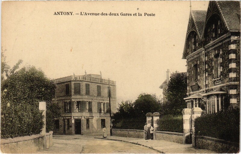 Carte postale ancienne Antony L'Avenue des Deux Gares et la Poste France à Antony