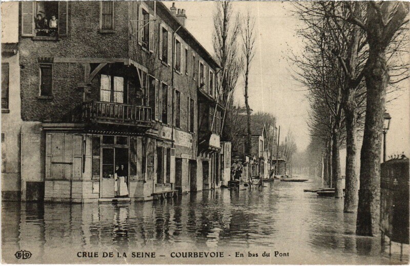 Carte postale ancienne Courbevoie Crue de la Seine, En bas du Pont France à Courbevoie