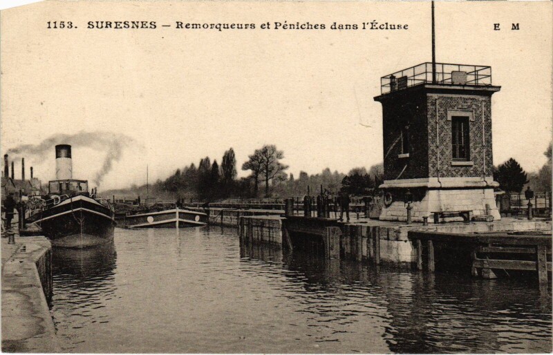 Carte postale ancienne Suresnes Remorqueurs et Peniches dans l'Ecluse France à Suresnes