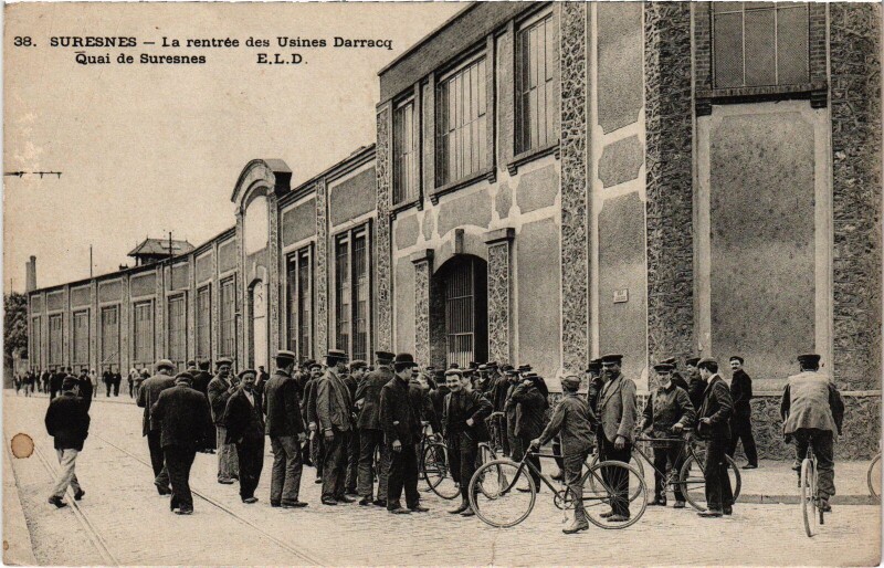 Carte postale ancienne Suresnes La rentree des Usines Barracq France à Suresnes