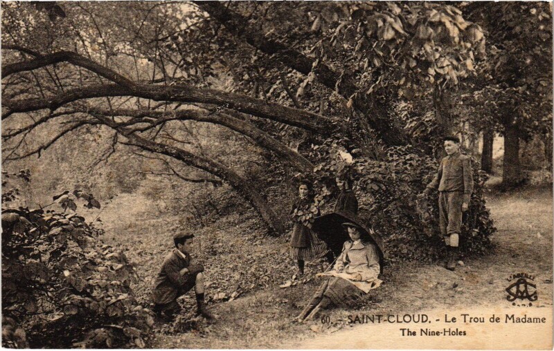 Carte postale ancienne Saint-Cloud Le Trou de Madame France à Saint-Cloud