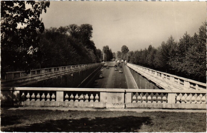 Carte postale ancienne Saint-Cloud L'Autoroute, sortie du Tunnel France à Saint-Cloud