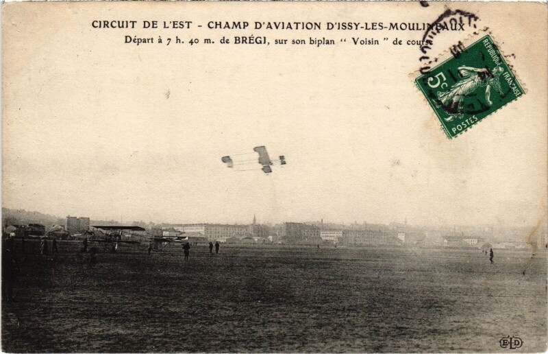 Carte postale ancienne Issy les Moulineaux Depart a m.e Bregi, sur son biplan France à Issy-les-Moulineaux