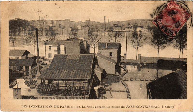 Carte postale ancienne La Seine envahit les usines du Pneu Continental à Clichy