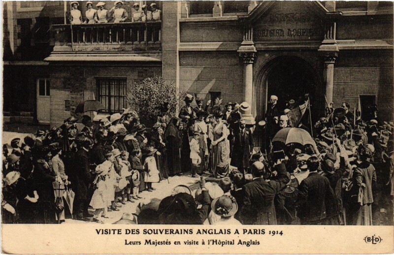 Carte postale ancienne Paris Leurs Majestes en visite l'Hopital Anglais France
