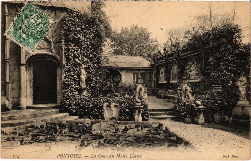 Carte postale ancienne Pontoise La Cour du Musee Thavet France à Pontoise