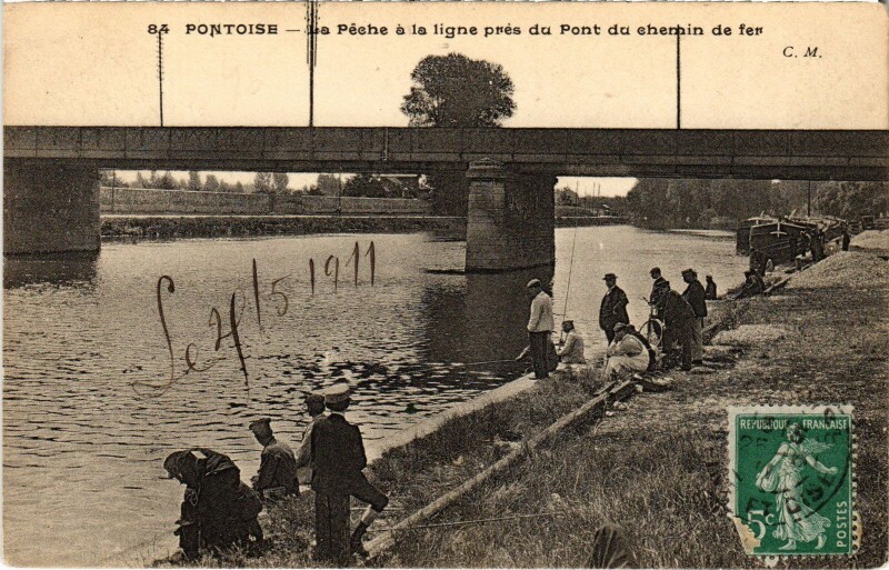 Carte postale ancienne Pontoise La Peche a la ligne pres du Pont France à Pontoise