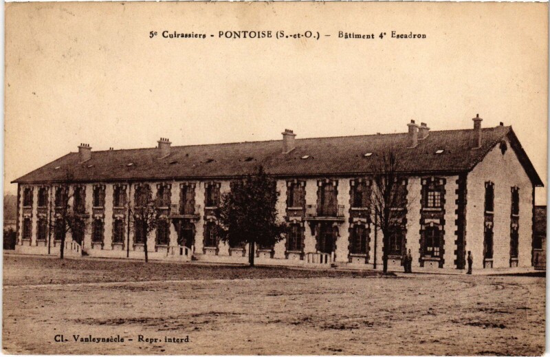 Carte postale ancienne Pontoise Batiment 4e Escadron France à Pontoise
