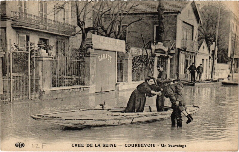 Carte postale ancienne Courbevoie Un Sauvetage, crue de la Seine France à Courbevoie