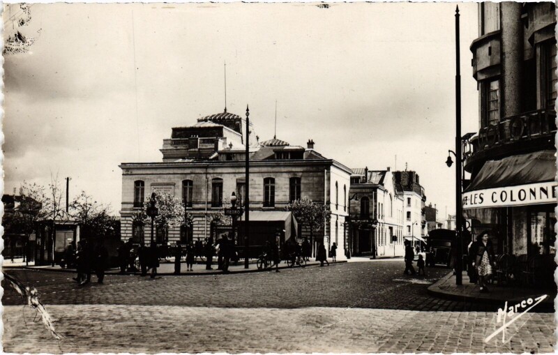 Carte postale ancienne Issy-les-Moulineaux La Mairie, Le metro France à Issy-les-Moulineaux